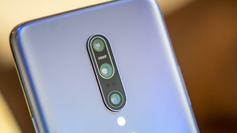 Auf der Rückseite sitzt eine Reihe mit drei Kameras