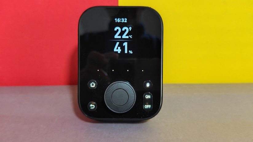 Anwender können mit dem Hub 3 Switchbot-Geräte über einen Touch-Bildschirm und einen Drehregler steuern. Der Hub integriert auch viele Infrarot-Fernbedienungen, sodass alte Geräte smart werden. Als Matter-Bridge kann er viele Geräte auch an andere Plattformen wie Apple Home und Home Assistant weiterreichen.