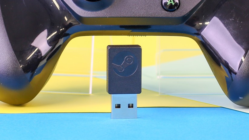 Der Steam Controller kann per Kabel oder über den mitgelieferten Funk-Dongle am PC angeschlossen werden. 