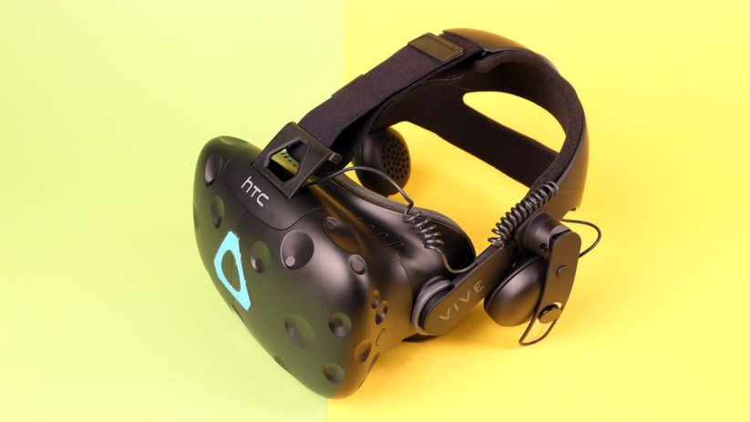 Groß, schwer, schlecht belüftet und auf Dauer unbequem: Das Headset der HTC Vive.