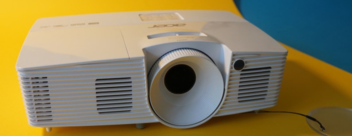 Full-HD-Beamer Acer H6517ABD im Test: gut und kompakt