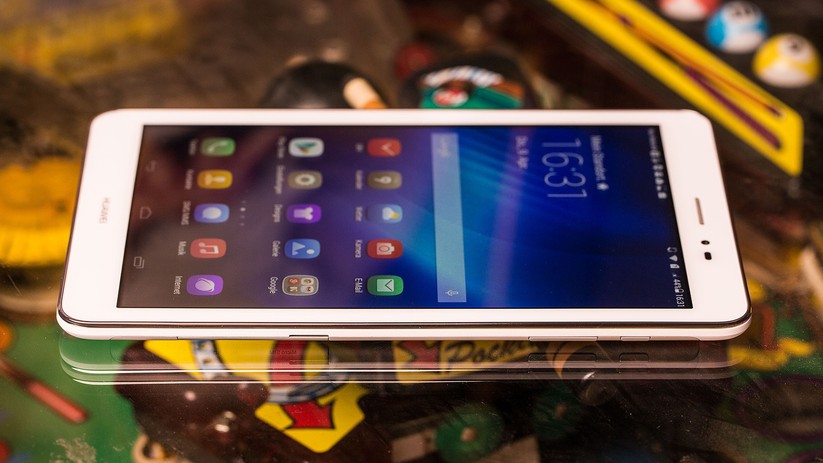 Das Huawei MediaPad T1 8.0 LTE sieht aus, wie Tablets nun mal aussehen. Design-Highlight ist die Alu-Rückseite, während uns der silberne Rahmen an der Front nicht sonderlich zusagt.