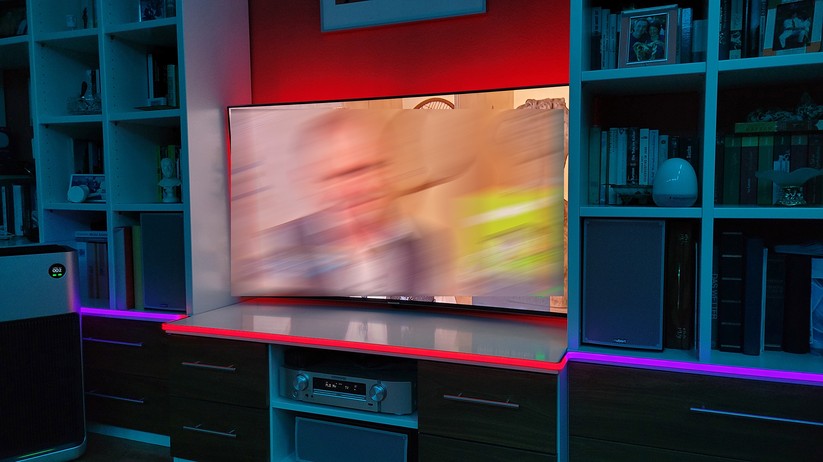 Govee RGBIC LED Neon Rope Lights for desks (H61C3): Der LED-Streifen ist unterteilt in 42 steuerbare Segmente, die mit unterschiedlichen Farben leuchten können. Mit 84 LEDs pro Meter, insgesamt sind es 252, bietet der LED-Streifen auch eine gute Helligkeit.