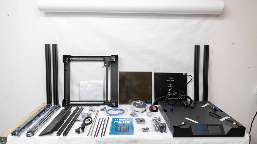 Los geht's: Das ist der Inhalt des DIY-Pakets. Erfreulicherweise sind die Ober- und Unterseite bereits vormontiert.