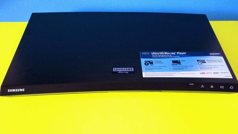 Mit seiner gebogenen Front passt sich der Samsung UBD-M7500/ZG optisch Curved-TVs an. 