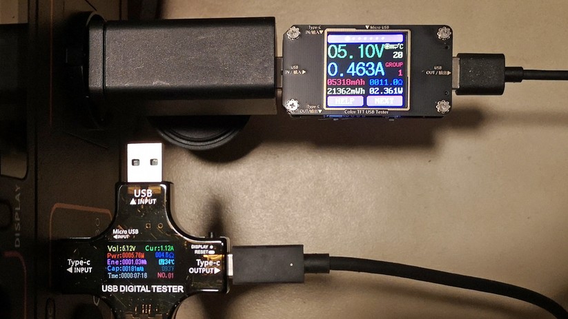 USB-Multimeter: Die Displaygrößen unterscheiden sich stark.