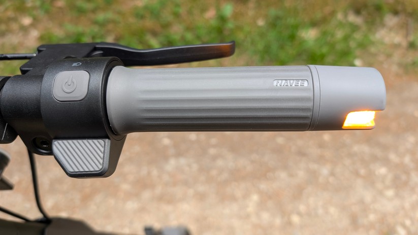 Der Blinker des Navee ST3 Pro ist ausgesprochen hell.