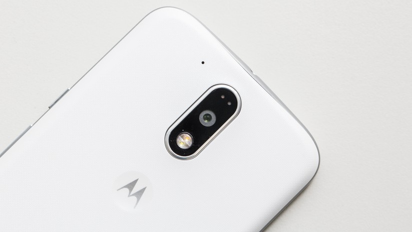 Wer genau hinsieht, kann auf der Rückseite des Moto G Plus den Laser-Autofokus erkennen. Er befindet sich oberhalb der Linse.