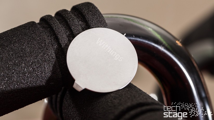 Mit diesem kleinen Tool lassen sich der Reset-Button auf der Rückseite der Uhr betätigen sowie das Gehäuse zum Tausch der Batterie aufhebeln.