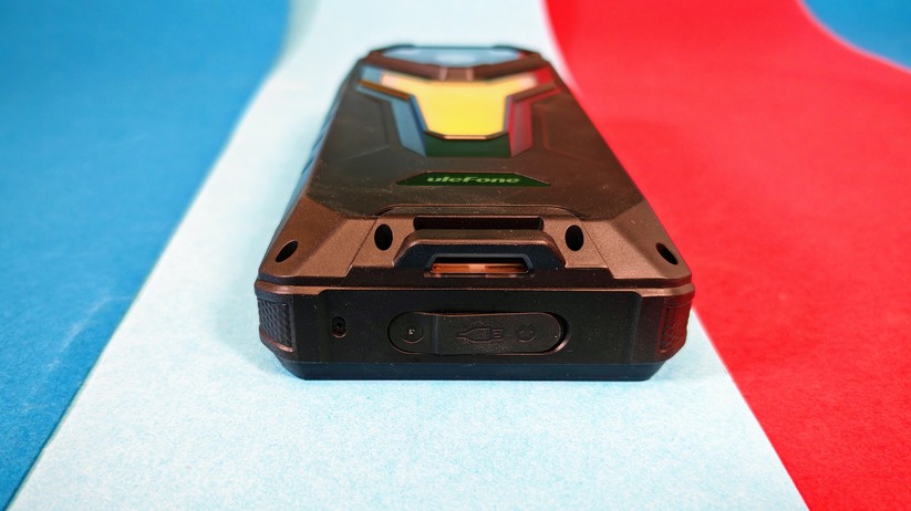  Outdoor-Handy mit Beamer, Nachtsichtkamera und XXL-Akku 