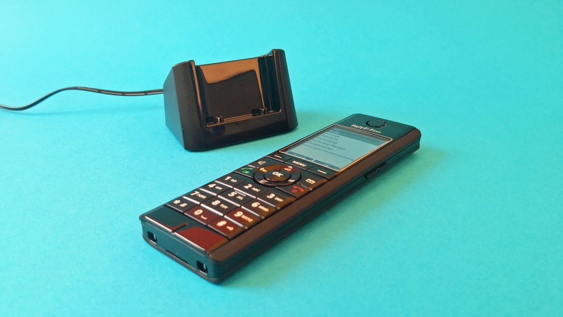 Telefon und Ladeschale sind anfällig für Fingerabddrücke.
