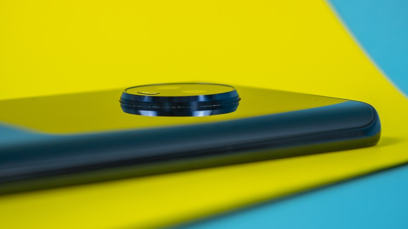 Die Kamera-Einheit des Moto G6 Plus ragt deutlich aus dem Gehäuse heraus.