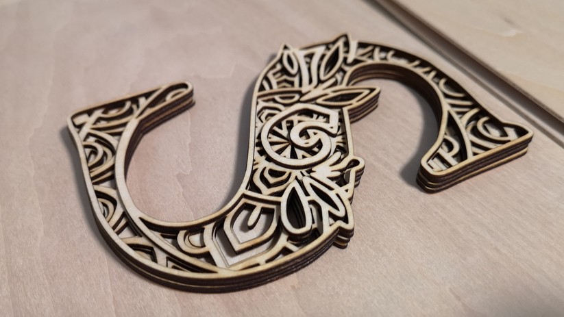 Holz ist ein günstiger und unproblematischer Werkstoff für den Laser.