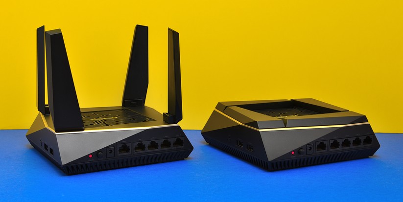 Die Antennen des Asus RT-X92U lassen sich aufklappen. (Bild: Harald Karcher) 