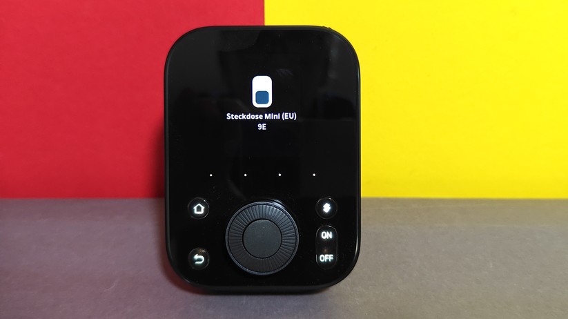 Anwender können mit dem Hub 3 Switchbot-Geräte über einen Touch-Bildschirm und einen Drehregler steuern. Der Hub integriert auch viele Infrarot-Fernbedienungen, sodass alte Geräte smart werden. Als Matter-Bridge kann er viele Geräte auch an andere Plattformen wie Apple Home und Home Assistant weiterreichen.