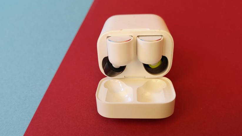 Der Aufsatz mit Schaumkern passt in die Ladeschale. Mit der Schaumstoffvariante klappt das nicht.