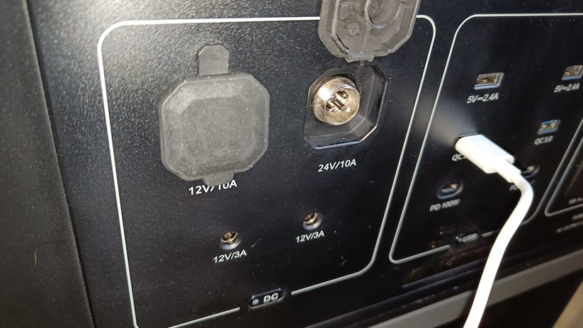 Die Oukitel BP liefert 24 Volt bis 10 A – immerhin 240 Watt.