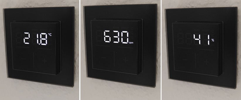 Das Homematic IP Glas-Wandthermostat mit CO₂-Sensor gibt es in Schwarz oder Weiß. Auf seinem Glas-Display kann es Temperatur, Luftfeuchte und CO₂-Konzentration abwechselnd anzeigen.