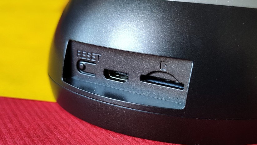 Reset-Knopf, Stromanschluss und Aufnahme für microSD.