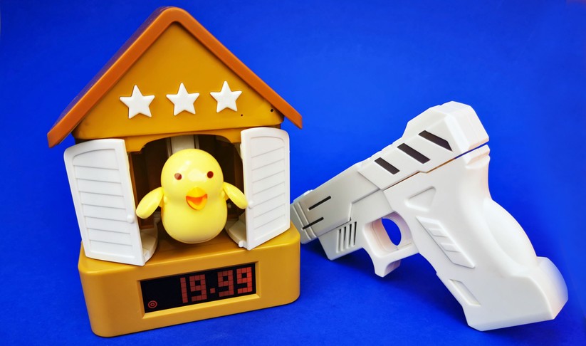 Wecker mit mechanischer Kuckucksuhr und IR-Pistole, zur Verfügung gestellt von coolstuff.de