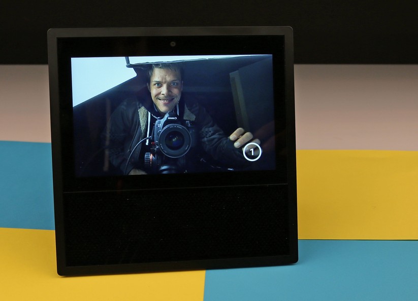 Die interne Kamera macht Schnappschüsse und ermöglicht Video-Telefonie zu anderen Echo Show Nutzer.