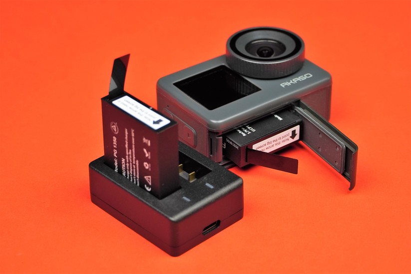 Zwei Akkus und eine kompakte Ladestation gehören zum Lieferumfang.