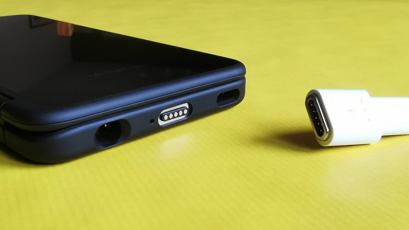 Im Cover ist das LG G8X nur per Adapter zu laden