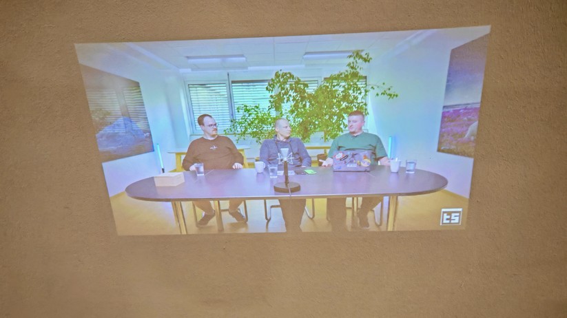  Outdoor-Handy mit Beamer, Nachtsichtkamera und XXL-Akku 