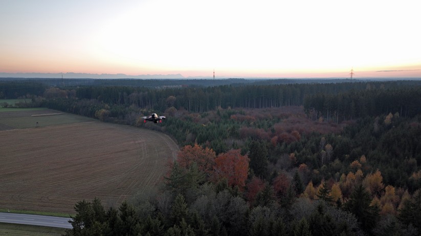 Eine Testaufnahme der Mavic 3 bei Dämmerung.