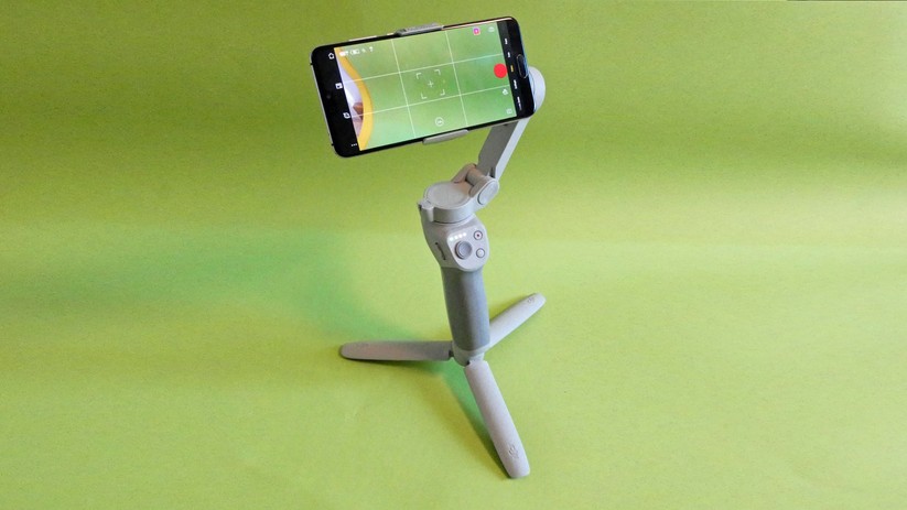 Das Tischstativ gehört zum Lieferumfang.