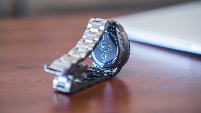 Die Fossil Q Explorist (3. Gen) besitzt weder einen Pulsmesser noch einen GPS.