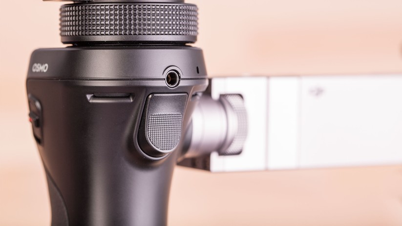Hier ist der 3,5-Millimeter-Mikrofoneingang zu sehen. Wer einen brauchbaren Ton mit der Osmo aufnehmen möchte, sollte hier tunlichst ein Mikrofon anstecken. Eine Möglichkeit zum Pegeln vermissen wir schmerzlich.