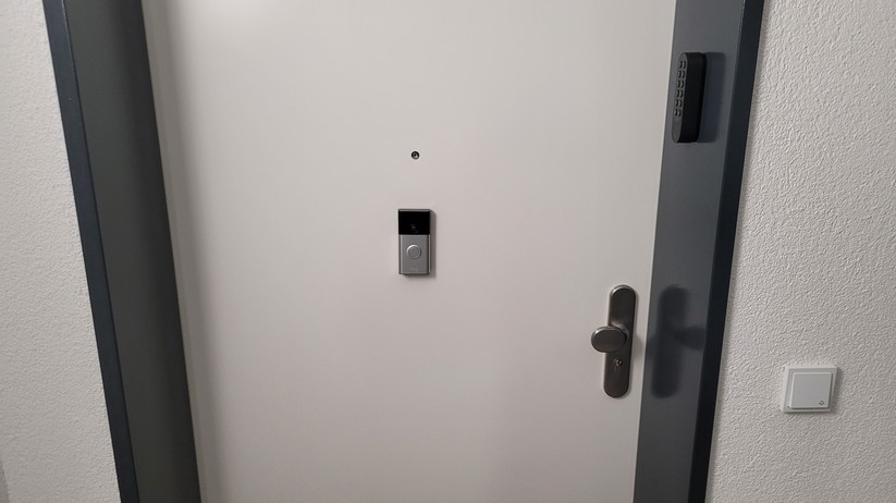 Ring liefert mit der neuen Battery Video Doorbell eine Video-Türklingel, die eine Auflösung von 1440 × 1440 Punkte bietet und mit einem großen Sichtfeld von 150° horizontal und 150° vertikal eine Kopf-bis-Fuß-Ansicht realisiert.