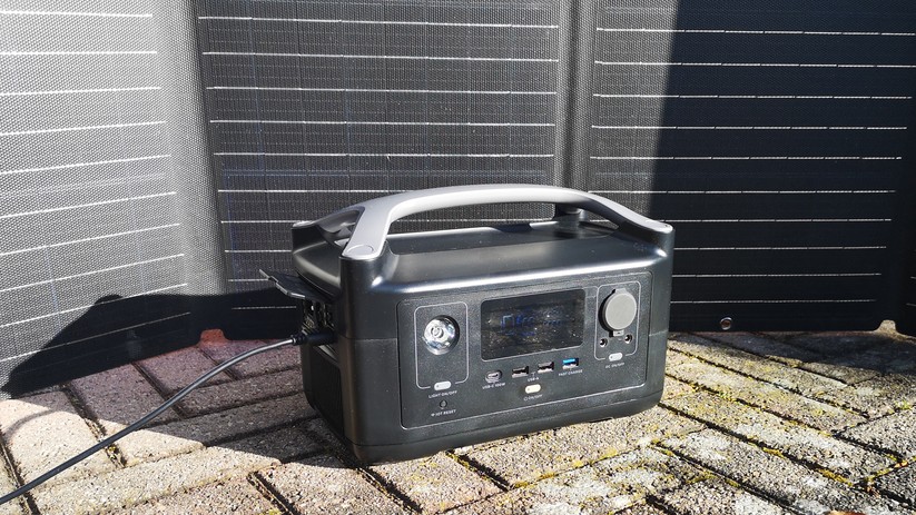 Die Ecoflow River beim Laden mit dem Solarmodul.