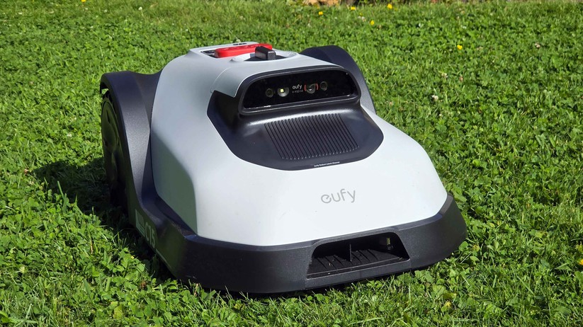 Der Eufy C15 navigiert ausschließlich mithilfe von Kameras, bietet eine Schnittbreite von 18 cm und ist für eine Rasenfläche bis 500 m² geeignet. Ideal für kleinere Stadtgärten, in denen ein RTK-Empfang meist problematisch ist.