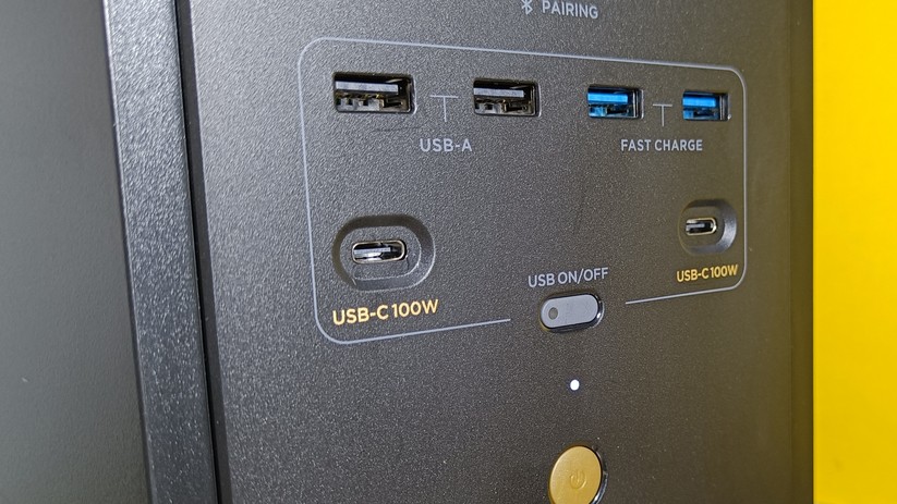 Standard sind 230 Volt-Anschlüsse, ein 12-Volt-kfz-Stecker und USB-Ports mit bis zu 100 Watt per PD.