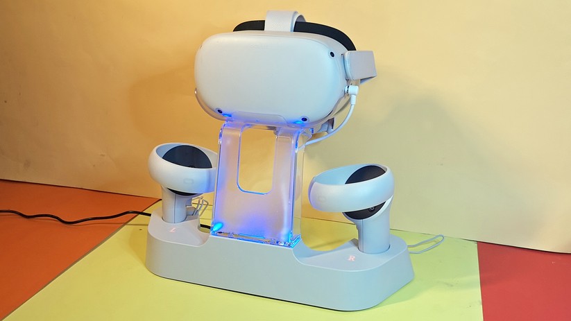 Zubehör Oculus Quest 2: Eine Ladestation mit kabellosem Laden der Controller.