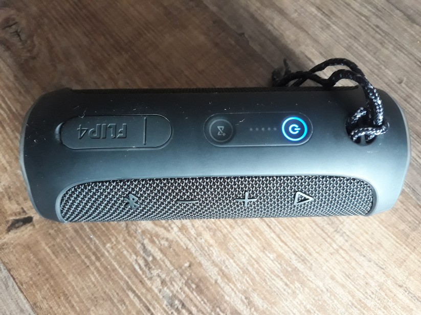 Der Flip 4 verfügt über zwei Bedienpanels – eins im Metallmesh für die Musiksteuerung und das Bluetooth-Pairing, sowie eins für den Power-Button und die Kopplung mit anderen JBL-Connect+-Geräten.