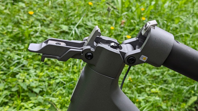 Der einfache Sicherungshebel am Xiaomi Mi Electric Scooter 4 Ultra.
