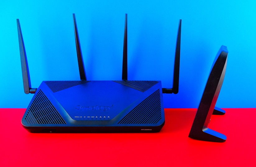 Größenvergleich: Links der 1x 1733 MBit/s schnelle Dual-Band-Router Synology T2600ac. Rechts der 2x 866 MBit/s schnelle Tri-Band-Router Synology MR2200ac, ebenfalls rabenschwarz, aber ohne externe Funkruten. Mesh können übrigens beide (Bild: Harald Karcher).