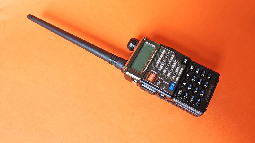 Frei erhältlich aber nur mit Lizenz erlaubt: Ein Amateurfunkgerät funkt in nicht frei nutzbaren Frequenzen.