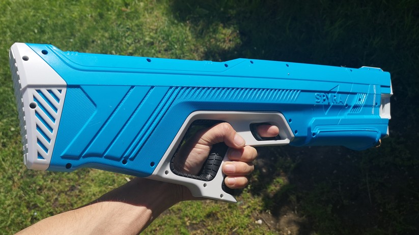 Elektrische Wasserpistolen: Die Spyra Two ist für kleine Kinderhände zu groß und zu schwer.