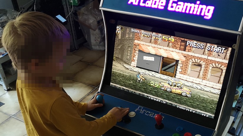 Arcade-Automaten im Retro-Look: Der NAchwuchs testet den Arcade-Automaten ausgiebig. 
