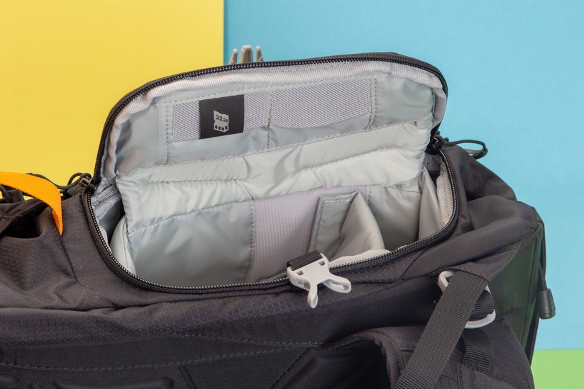 Seitlich des Loewepro Photo Sport BP 200 AW II befindet sich das Kamerafach. An die Kamera gelangt man dadurch sehr bequem, außerdem muss man den Rucksack dazu nicht komplett abnehmen. 