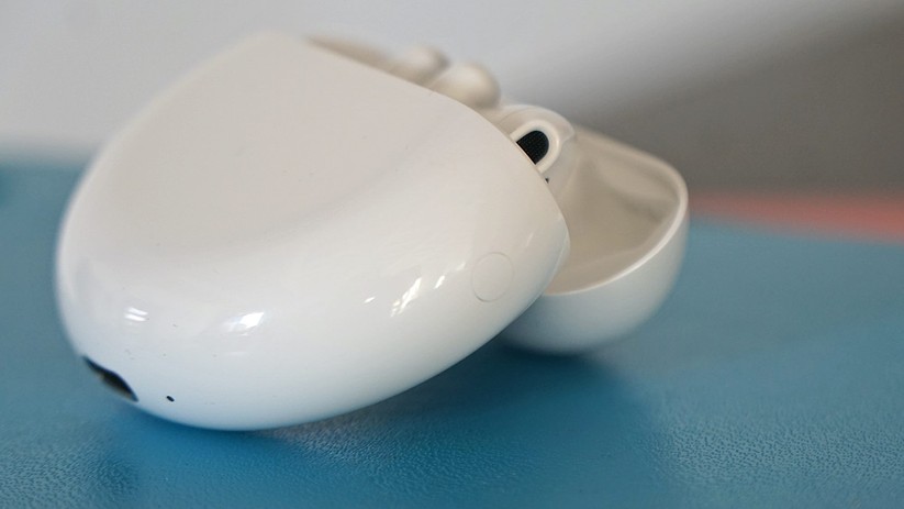 Die Ladeschale der Freebuds kommt mit USB-C und lässt sich alternativ kabellos laden. 