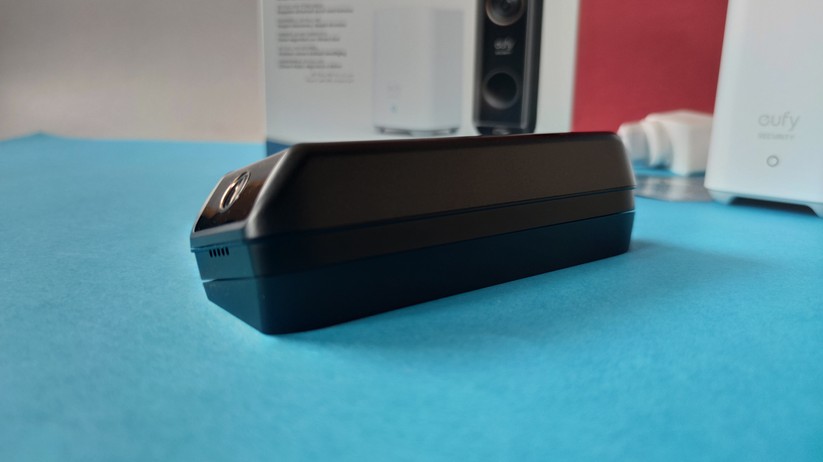 Eufy Video Doorbell Dual 2K mit 15°-Montagehalterung.