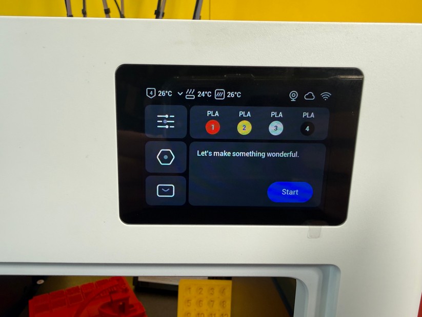 Das fest integrierte Display hat eine hohe Auflösung, die Bedienung lässt keine Wünsche offen. Viele Nutzer wünschen sich eine neigbare Halterung, aber wir sind zufrieden. 