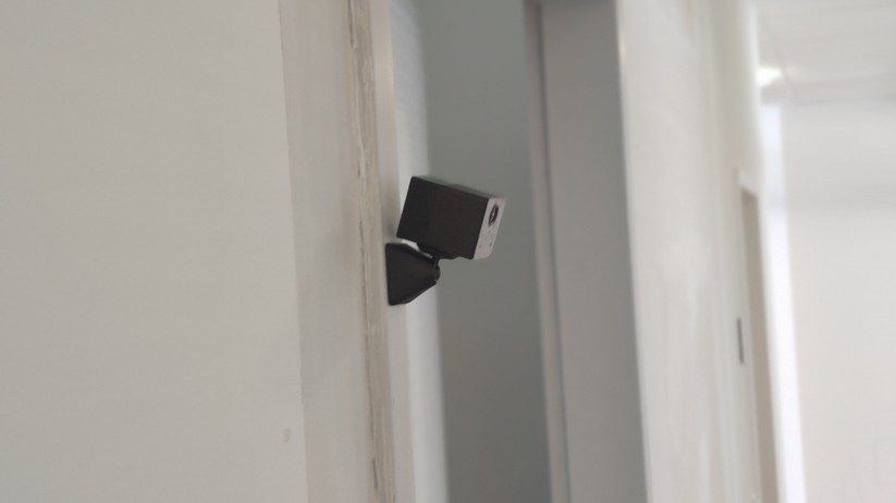 Ezviz BC2: Der magnetische Standfuß erlaubt eine flexible Positionierung der Kamera.