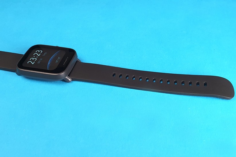 Amazfit Bip U: Das Armand der schwarzen Bip U ist 20 Millimeter breit und besteht aus weichem Silikon.