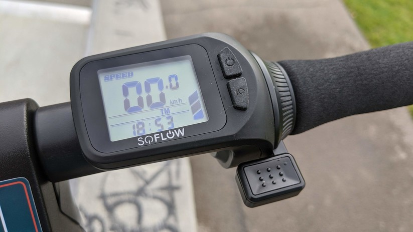 Das Potenziometer zum Beschleunigen des E-Scooter Soflow S06 sitzt rechts neben dem LC-Display. 